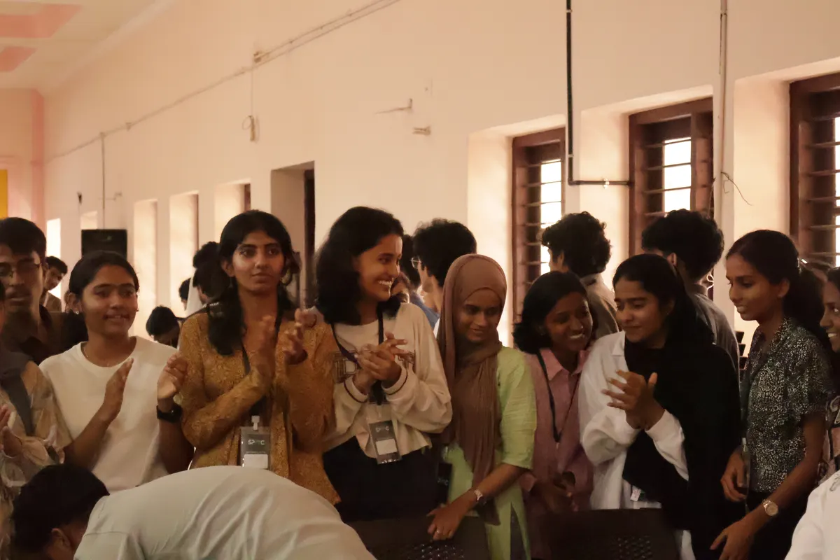Students crowding together in the corridor between sessions